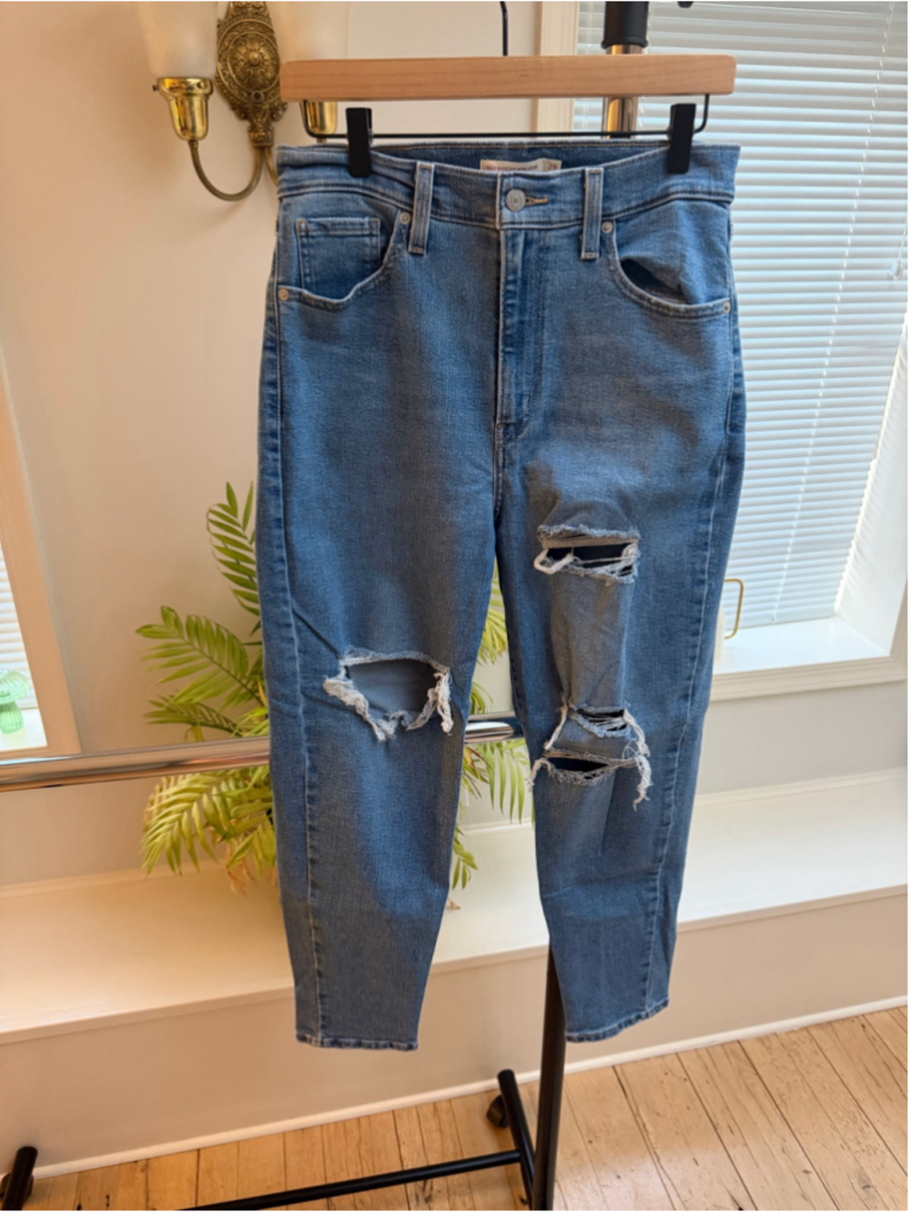 Women's Levi's High Waisted Mom Jeans Size 29 Blue Distressed